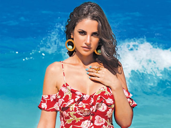 بالصور: درة زروق تخطف الأنظار بإطلالة صيفية مميزة