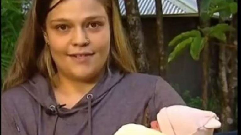 دخلت الى المستشفى بسبب آلام في المعدة.. فخرجت على يدها طفلة!