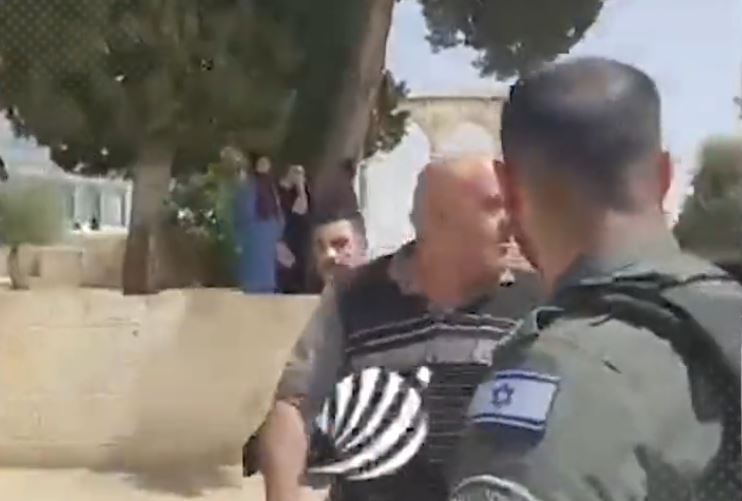 بالفيديو: اعتداء قوات الاحتلال على شاب في المسجد الأقصى