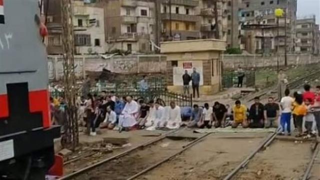 بالفيديو: صلاة أمام القطار في مصر!
