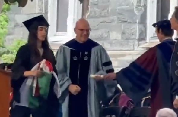 بالفيديو: طالبة فلسطينية ترفض مصافحة وزير خارجية أميركا