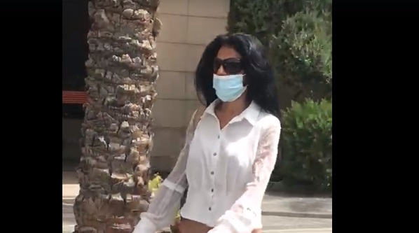 فتاة تسير نصف عارية في بيروت!