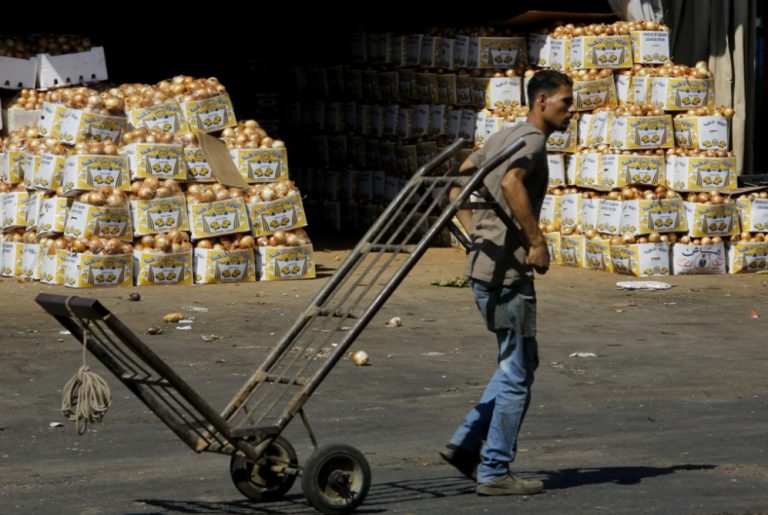 وزير المال يماطل في توقيع مرسوم غلاء المعيشة