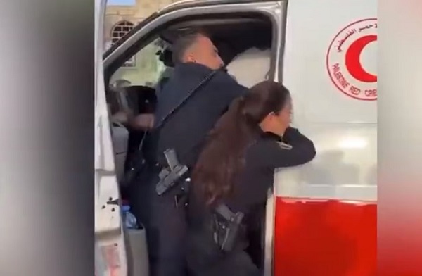 بالفيديو.. حاولوا اعتقاله بالقوة: شاب فلسطيني يفلت من جنود الاحتلال!