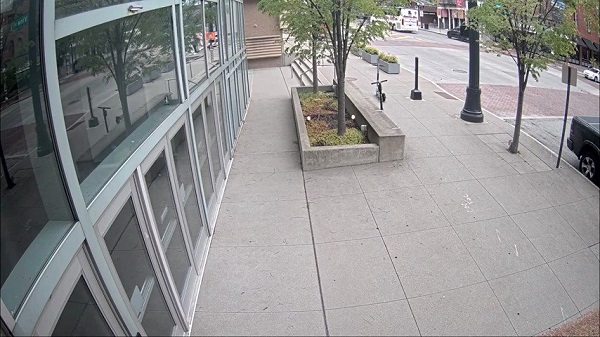 بالفيديو: سيارة طائشة تقتحم مبنى للمؤتمرات في الولايات المتحدة!