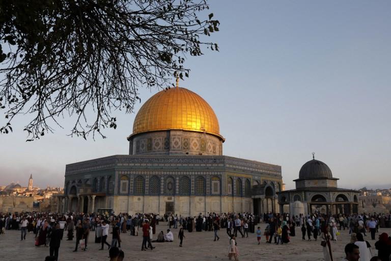 بالفيديو: قوات الاحتلال تعتدي على الفلسطينيين في صحن قبة الصخرة