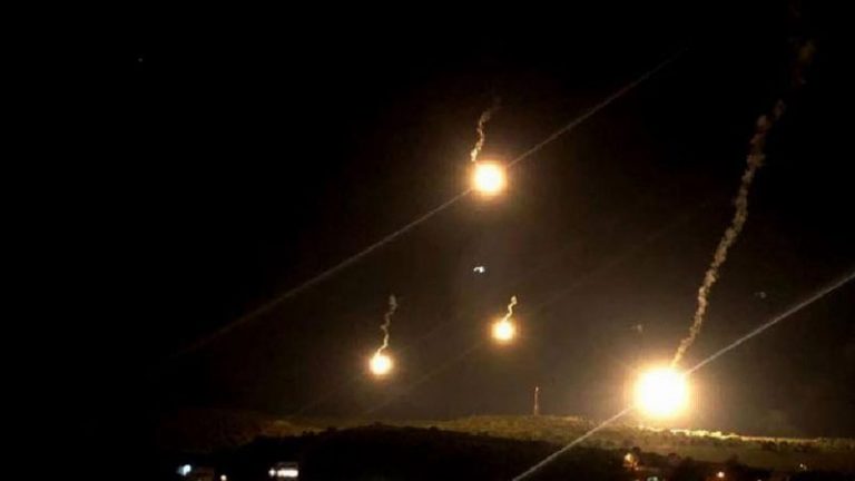 قنابل مضيئة قبالة الوزاني