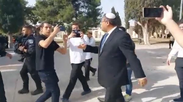 بالفيديو: عضو كنيست الاحتلال يقتحم الأقصى