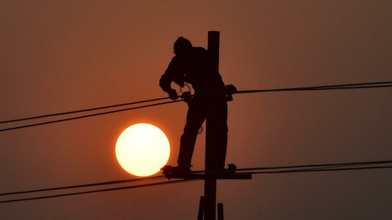 الموسم السياحي تحت رحمة المولدات!