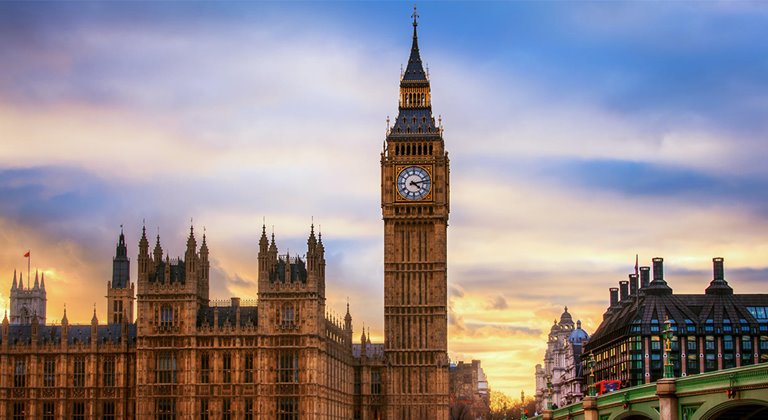 زيارة سرية لساعر إلى لندن.. ومطالب باعتقاله