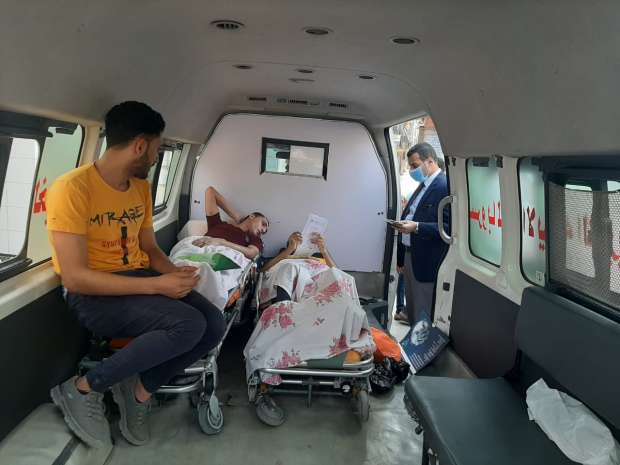 بالفيديو: إدخال ناخب على سرير الإسعاف للإدلاء بصوته