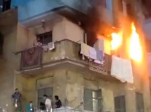 بالفيديو: طفل يقفز من شرفة بعد اشتعال النار بمنزله!