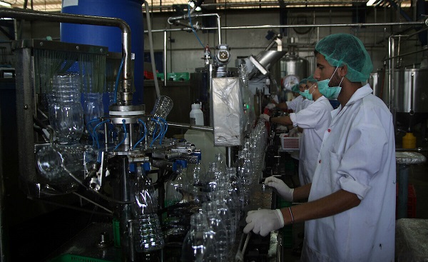 وزير الصناعة يحدّد آلية استخدام كيميائي في المصانع