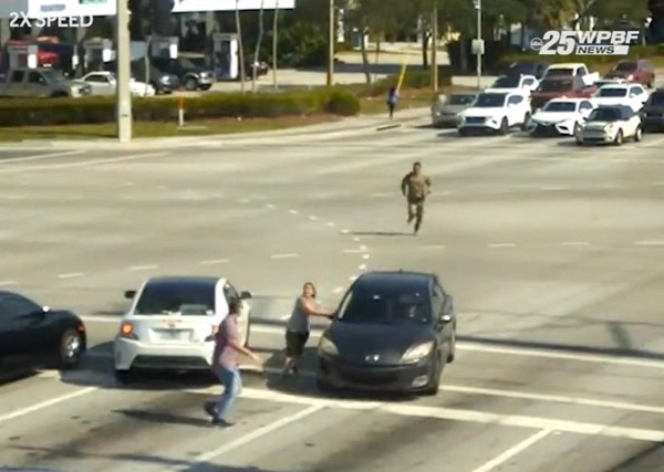 بالفيديو: لحظة إنقاذ إمرأة فقدت الوعي أثناء القيادة!