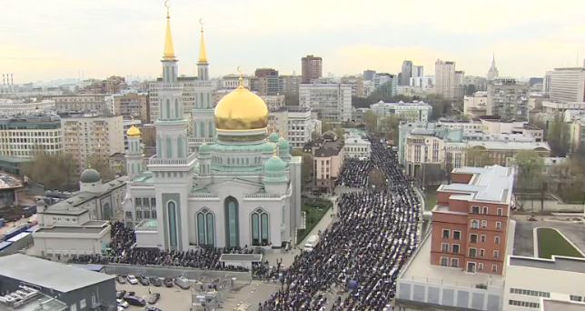 بالفيديو: آلاف المسلمين يؤدون صلاة عيد الفطر في مسجد موسكو الكبير