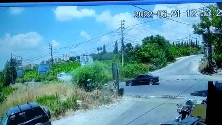 بالفيديو: انقلاب سيارة اسعاف في عين بعال