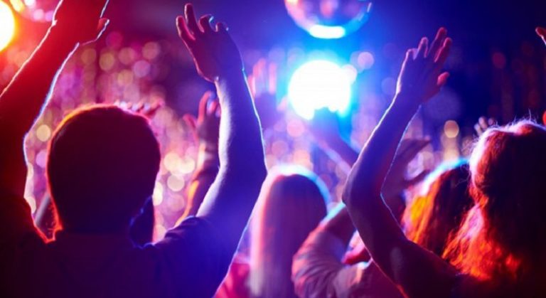 بالفيديو: قتيل وأربعة جرحى بإطلاق نار في ملهى ليلي