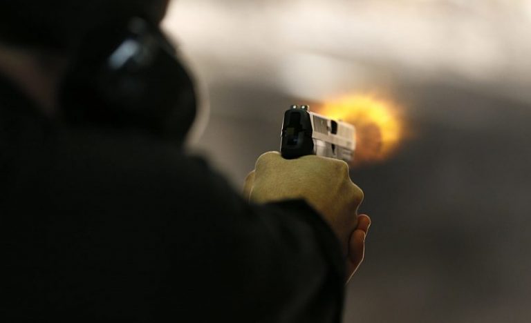 أطلق النار باتجاه قوى الأمن وهدّدهم بتفجير قنبلة يدويّة!