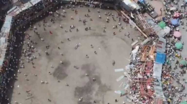 بالفيديو: مصرع 4 وإصابة المئات في انهيار مدرج ملعب مصارعة ثيران