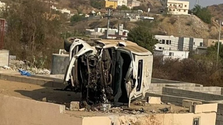 بالفيديو: حادث غريب ينتهي بسيارة فوق سطح منزل!