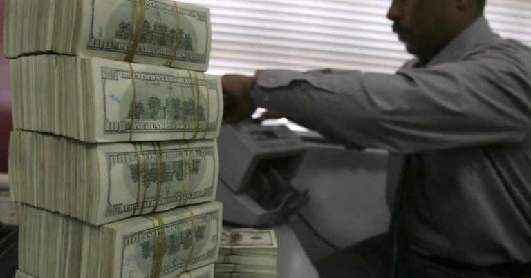 خفض قيمة الليرة مُقابل الدولار اعتراف رسمي بالخسائر الماليّة