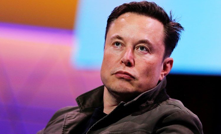 ماسك يهدد بإنهاء صفقة “تويتر”.. وسهمها يهبط