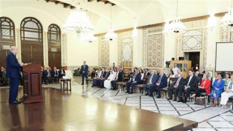 ميقاتي للمجتمع الدولي: إما التعاون أو سيتخذ لبنان موقفاً غير مستحب