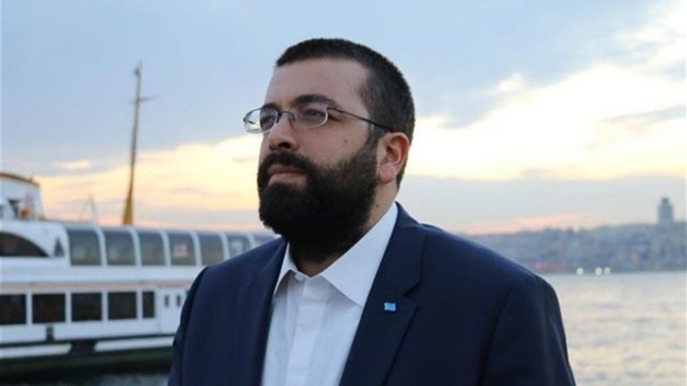 أحمد الحريري للسنيورة: يحاول التذكير بأمجاد من كيس غيره