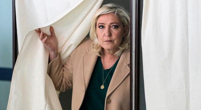 بالفيديو: المرشّحة السابقة مارين لوبان تُرشَق بالبيض!