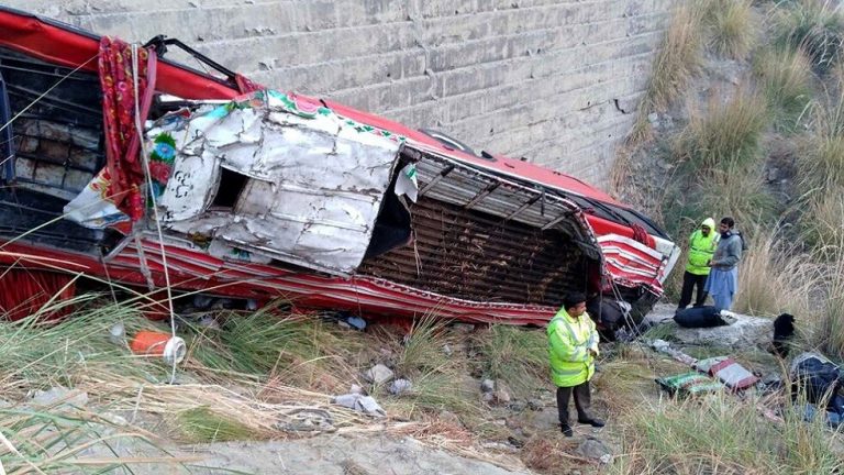 حافلة مكتظة بالركاب تسقط في واد سحيق – باكستان