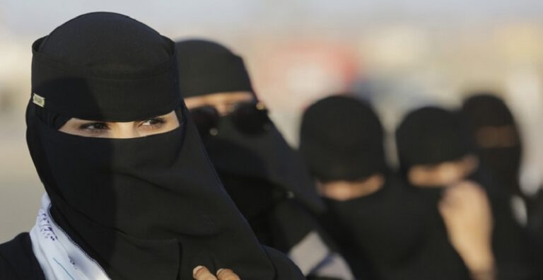 السعودية توضح قرارا حول تغطية شعر المرأة في البطاقة