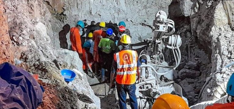 بالفيديو: الهند تنجح بإنقاذ طفل سقط في بئر .. بعد 5 أيام من المعاناة