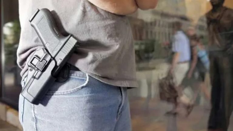 المحكمة العليا الأميركية تُجيز استخدام الأسلحة في الأماكن العامة