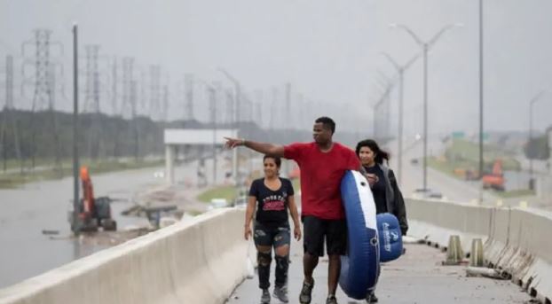 مصرع 3 أشخاص على الأقل خلال مرور الإعصار “أغاثا”