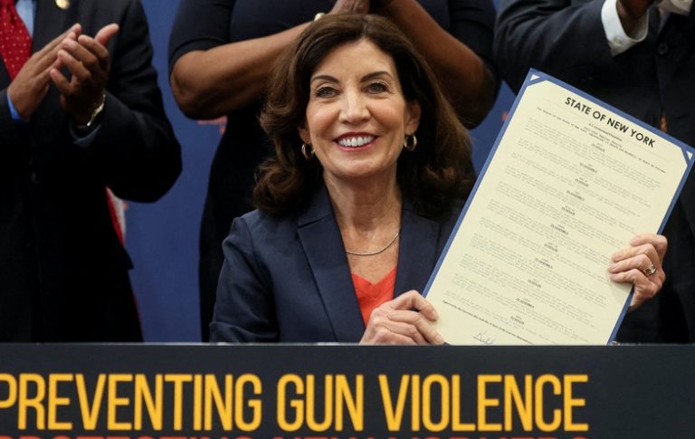 نيويورك: رفع السن القانوني لحيازة الأسلحة