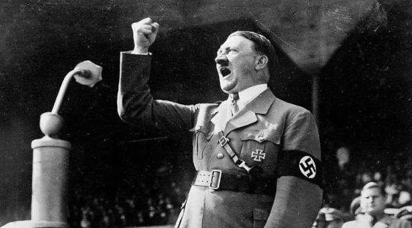 قصة “هَوَس” هتلر بصوته.. وخوفه من المرض!