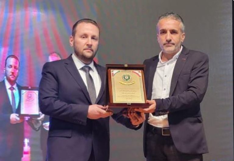 درع تقدير للشهيدة أبو عاقلة من جامعة الجنان