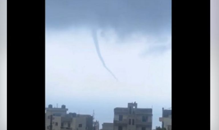 بالفيديو: زوبعة في البحر!