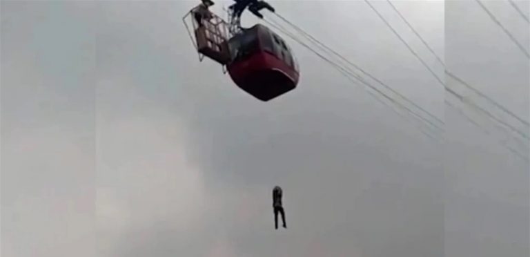 بالفيديو: إنقاذ 11 سائحاً علقوا في تلفريك لساعات في الهند