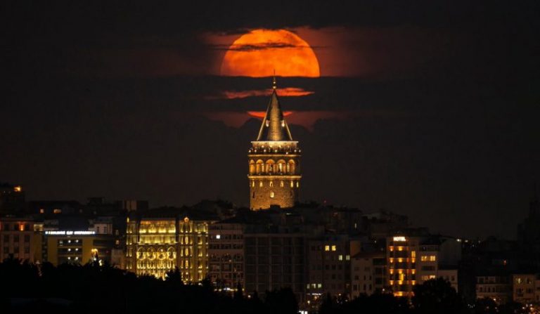 بالفيديو والصور: قمر الفراولة العملاق يضيئ سماء العالم!