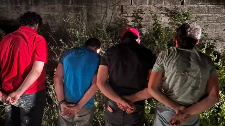 بالصور: احباط عملية تهريب أشخاص وضبط اسلحة حربية