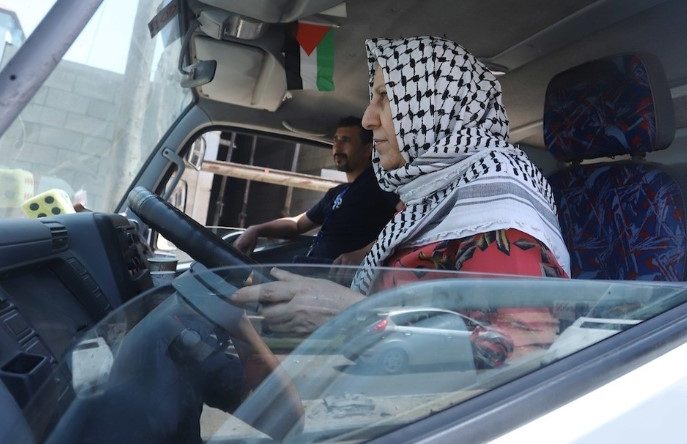 قيادة شاحنة