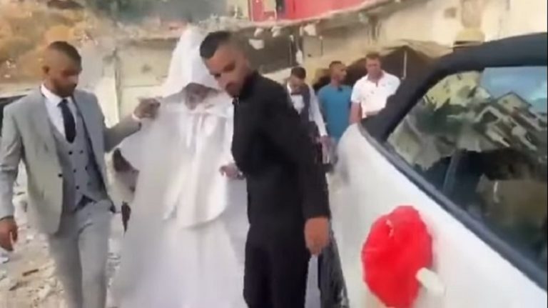 بالفيديو: زفاف عروس فلسطينية بين أنقاض منزل عائلتها