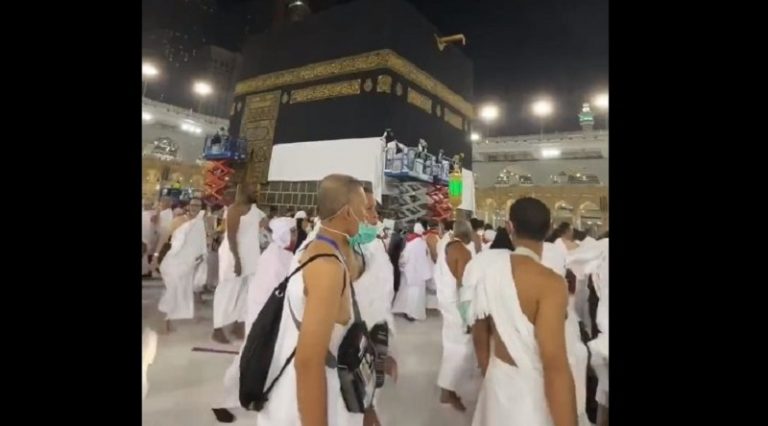بالفيديو: رفع ستار الكعبة