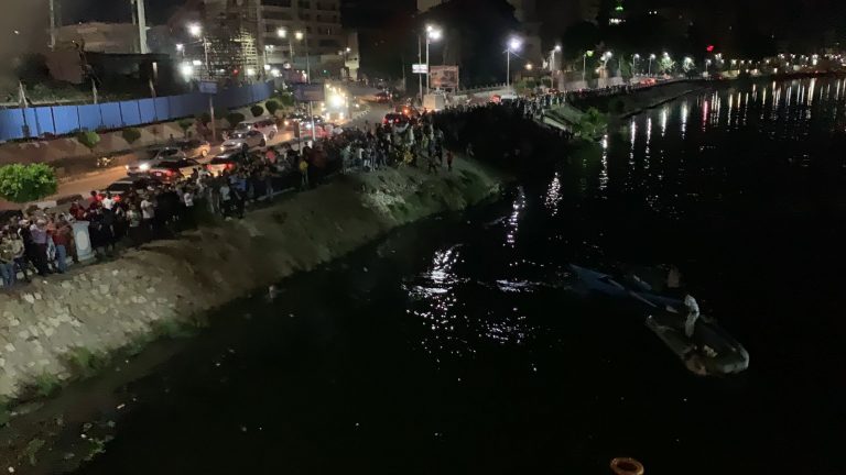 بالفيديو.. حادث جديد: شاب يلقي بنفسه من أعلى كوبري بالمنصورة!