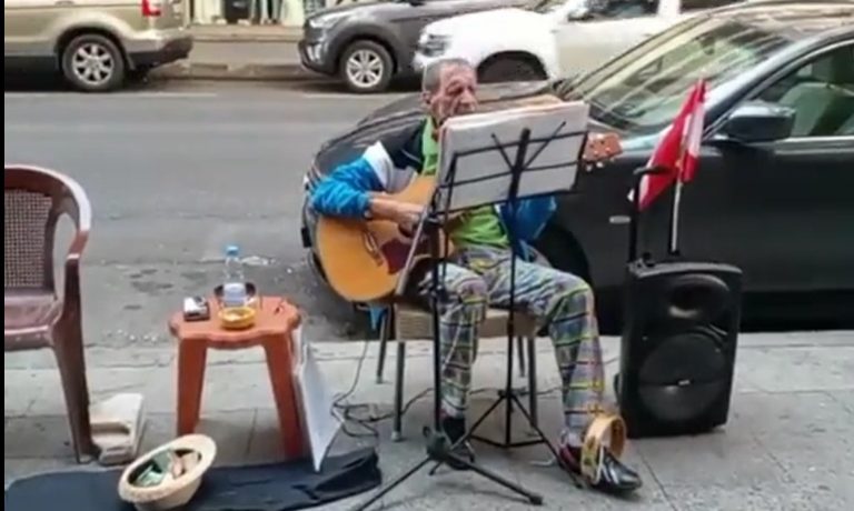 بالفيديو: علي فاعور يطرب المارة في “مار الياس”
