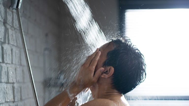 الاستحمام بالماء البارد قد يؤدي إلى تسمم قوي