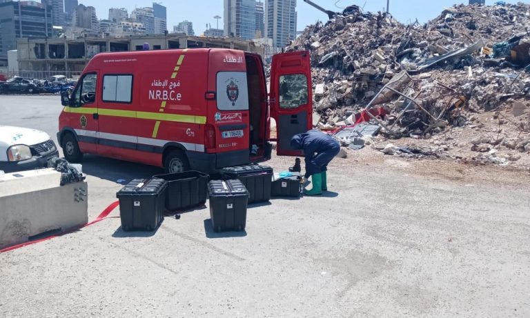 بالصور: “حمض الكبريت” يتسرب من غالونات مخزنة في مرفأ بيروت