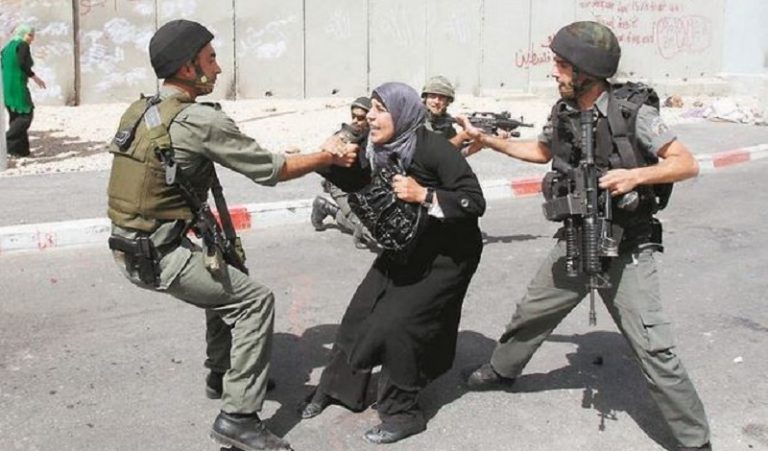 بالفيديو: الاحتلال “الإسرائيلي” يعتقل أم وأب ويترك أطفالهما الرضّع!