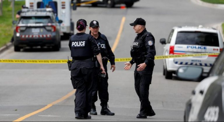 طعن والدته وزوجها في مونتريال!